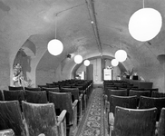 880007 Interieur van het in 1978 door cabaretière Yvonne Groeneveld opgerichte Werftheater (Oudegracht aan de Werf 60) ...